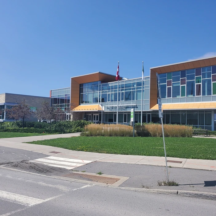 façade de l'école Paul-Desmarais